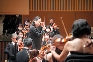 京都市交響楽団を指揮する沖澤のどかさん=2021年10月15日（C）京都市交響楽団
